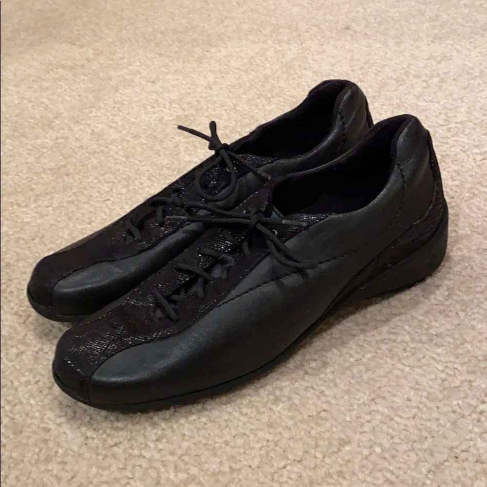 New Munro Leather Low Top Black Sneakers Size 5